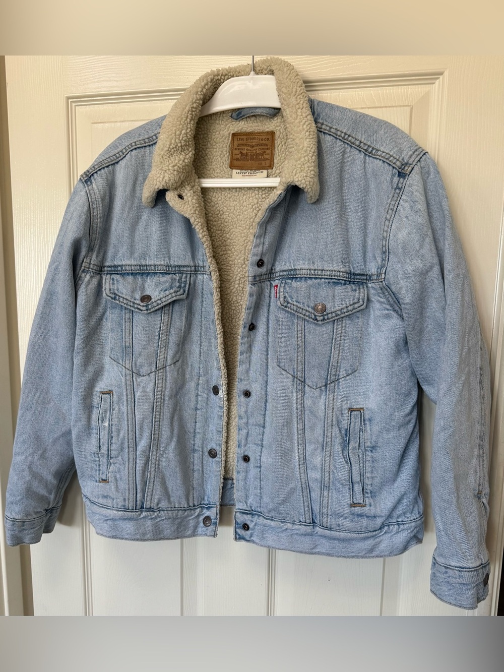 Levi’s Men’s Sherpa Denim Trucker Jacket – Size L Faded Blue (Paint Mark)